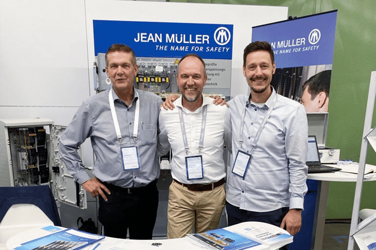 3 Männer die sich auf der Ormazabal-Techniktagung Messe befinden.