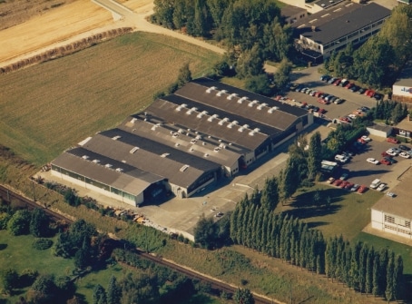 Luftaufnahme eines großen Industriegebäudes, das die weitläufige Struktur und Umgebung zeigt.