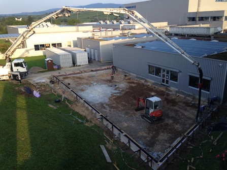 Baustelle mit einem Kran und einem Lkw, die für Bauarbeiten vorbereitet sind.
