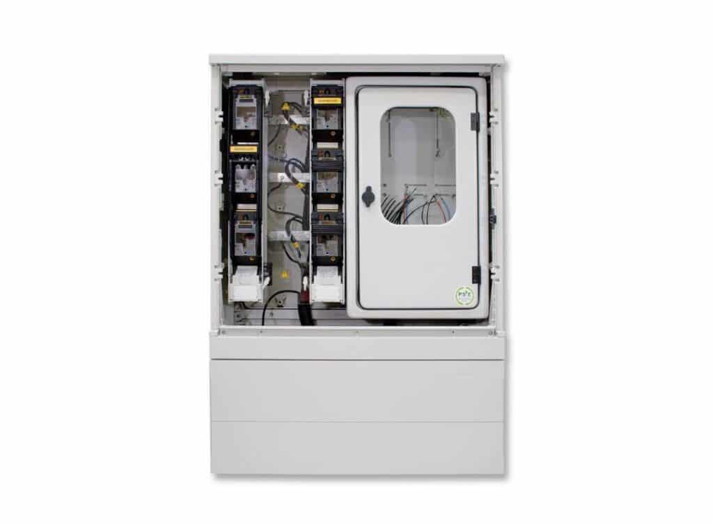 Ein weißer Schrank mit einem großen elektronischen Gerät, das in einem modernen Raum präsentiert wird.