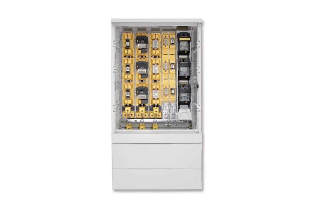 Weißer Schrank mit einem gelben und schwarzen Elektropanel, präsentiert in der Gehäusetechnik von Jean Mueller.