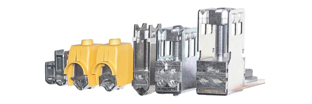 Eine Gruppe verschiedener hydraulischer Geräte, einschließlich Klemmen, die in einem industriellen Umfeld angeordnet sind.